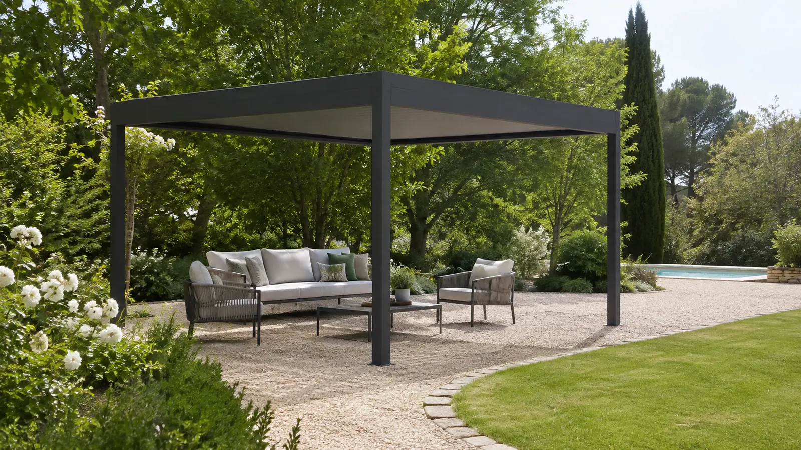 Pergola autoportée anthracite dans un jardin avec salon bas et côtés ouverts