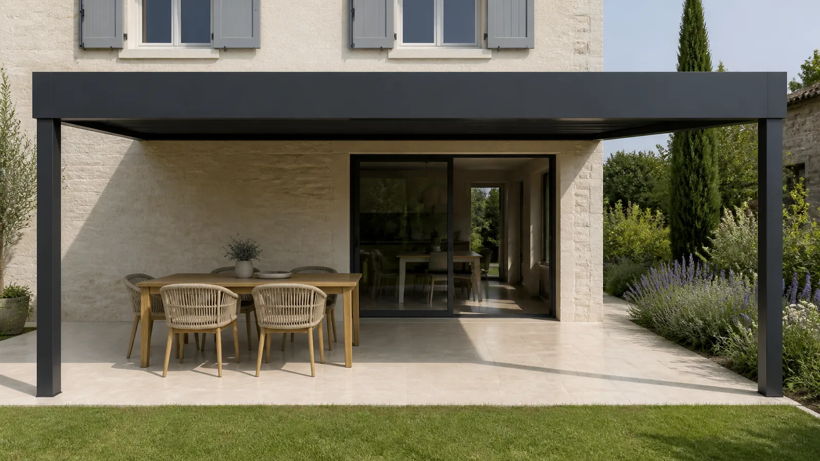 Table placée sur la moitié gauche d’une pergola adossée avec large chemin libre vers le jardin à droite