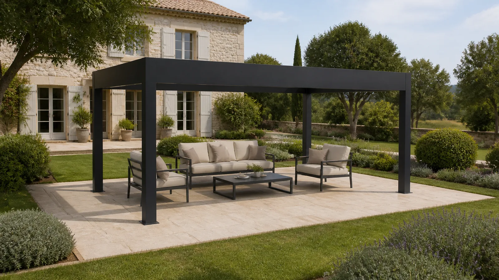 Pergola autoportée anthracite à quatre poteaux d’angle entourant un salon dans un jardin arboré