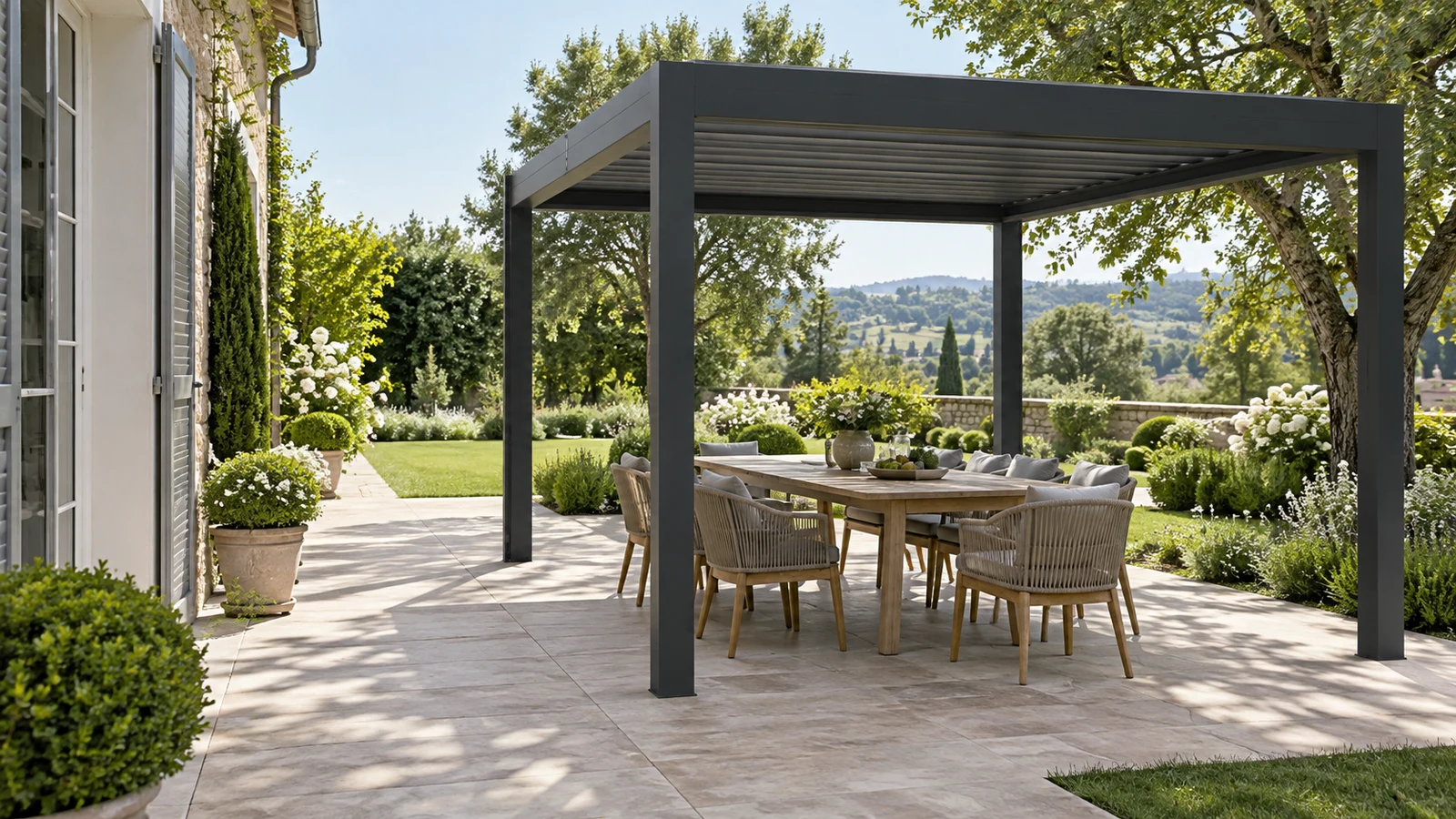 Pergola autoportée anthracite couvrant une table avec un passage dégagé entre la maison et le jardin