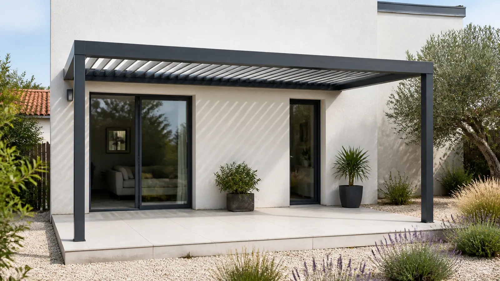 Pergola anthracite devant une grande baie et une porte vitrée décalée laissées entièrement accessibles