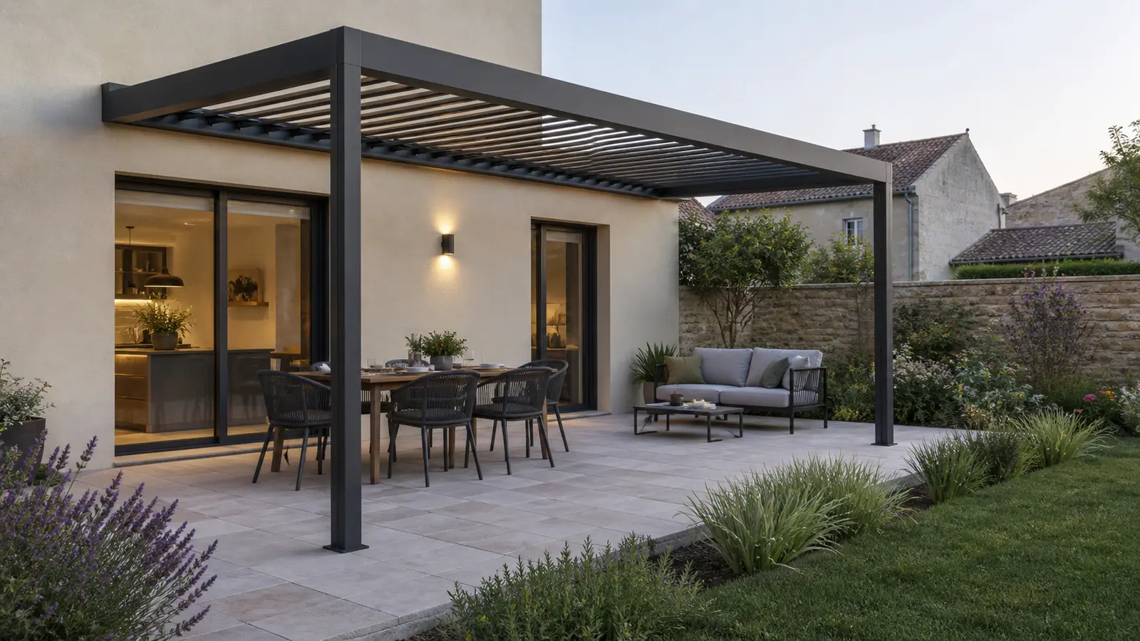 Pergola adossée avec espace repas près de la maison et petit salon tourné vers le jardin