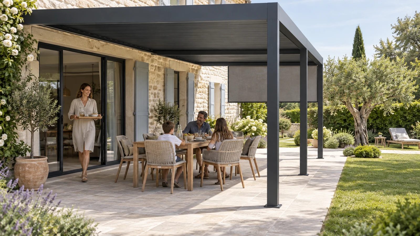 Famille à table sous une pergola avec passage dégagé entre baie vitrée et jardin