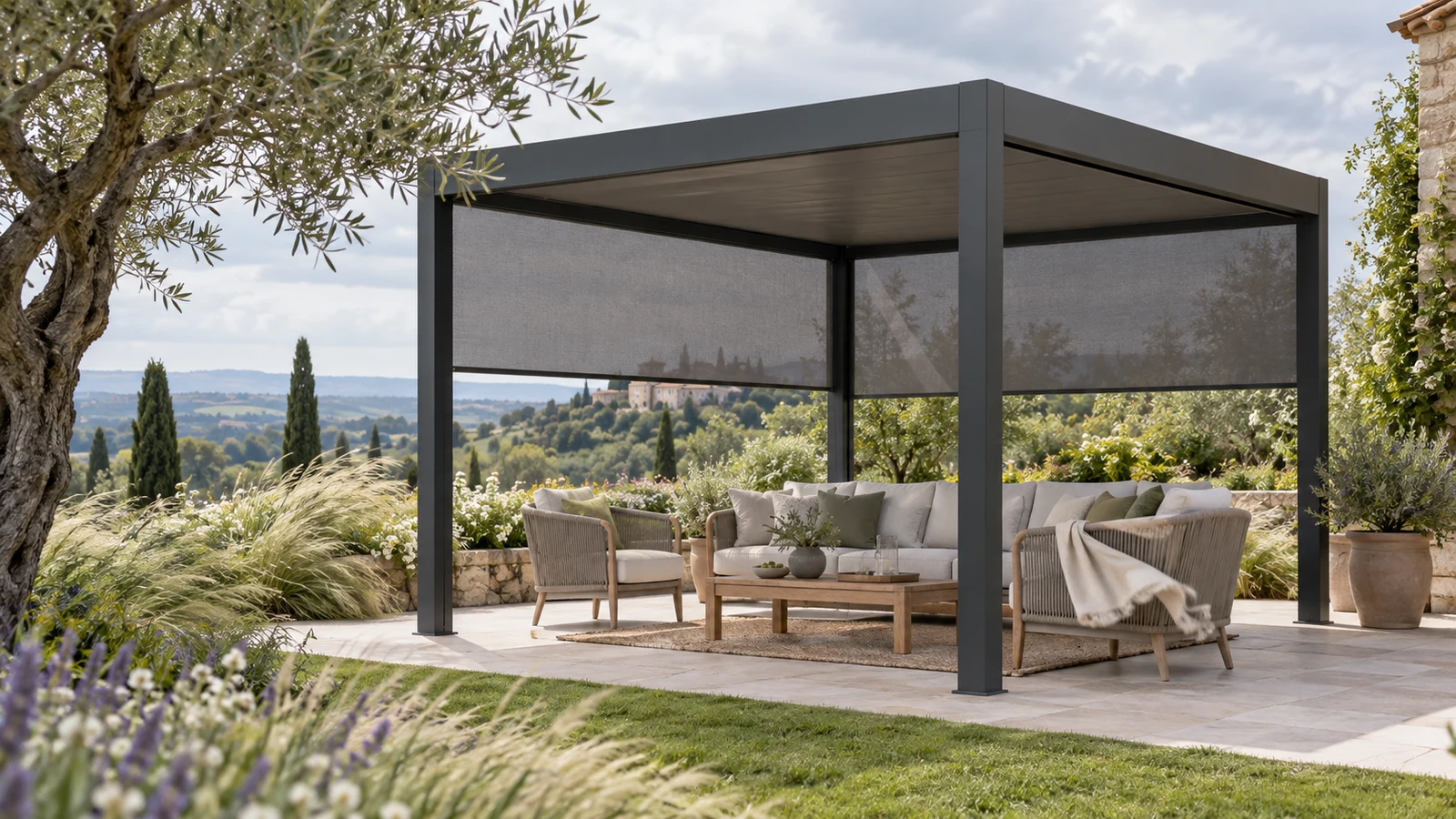 Pergola autoportée dans un jardin ouvert avec stores latéraux partiellement descendus et salon extérieur