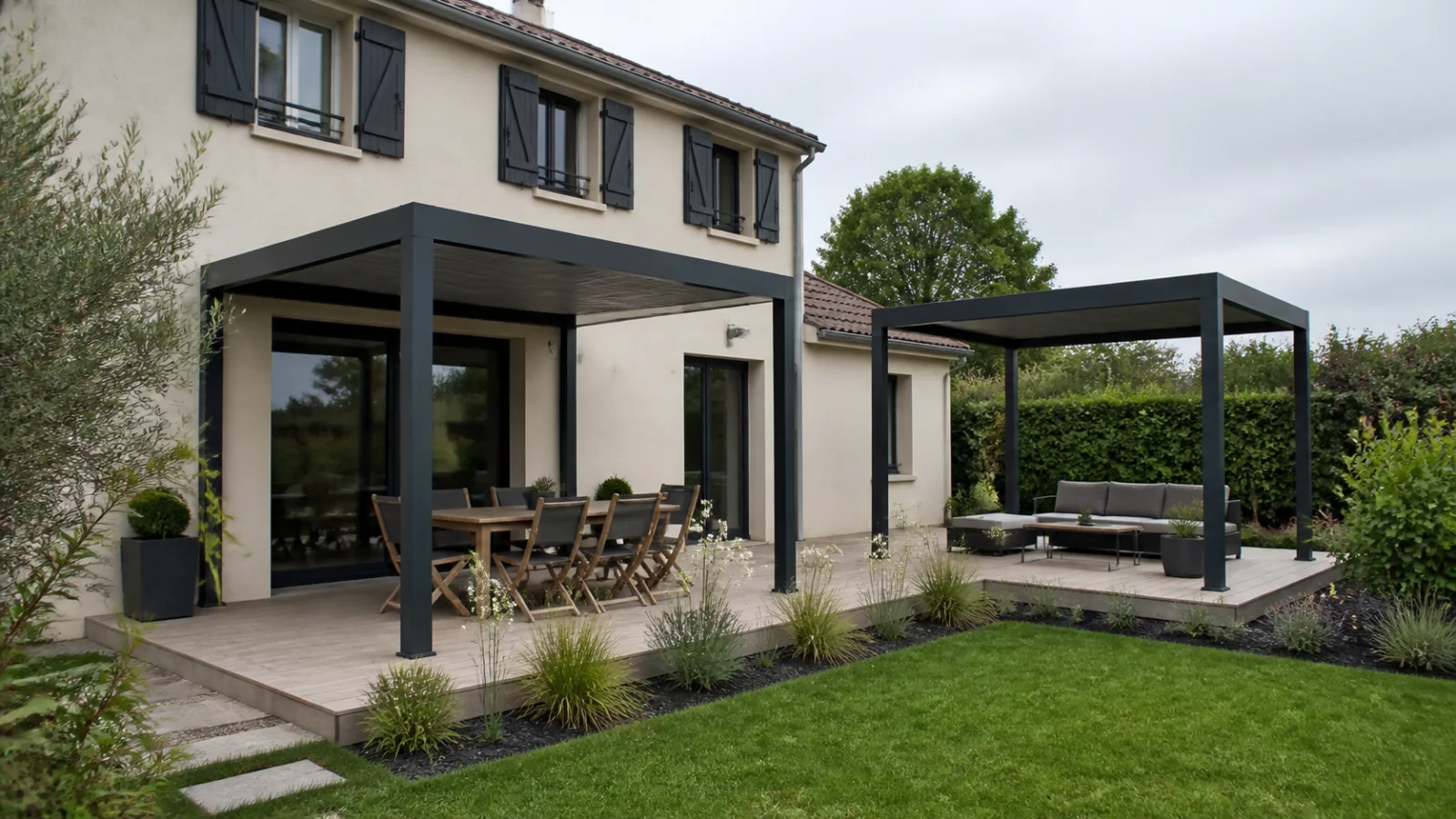 Pergolas bioclimatiques adossée et autoportée dans un jardin résidentiel
