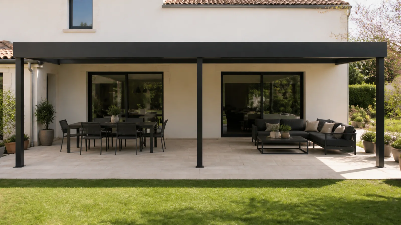 Pergola bioclimatique 6x4 couvrant une terrasse organisée en deux espaces
