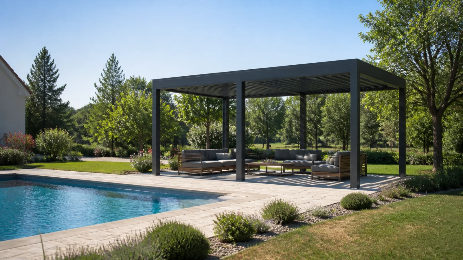 Grande pergola bioclimatique autoportée installée près d’une piscine