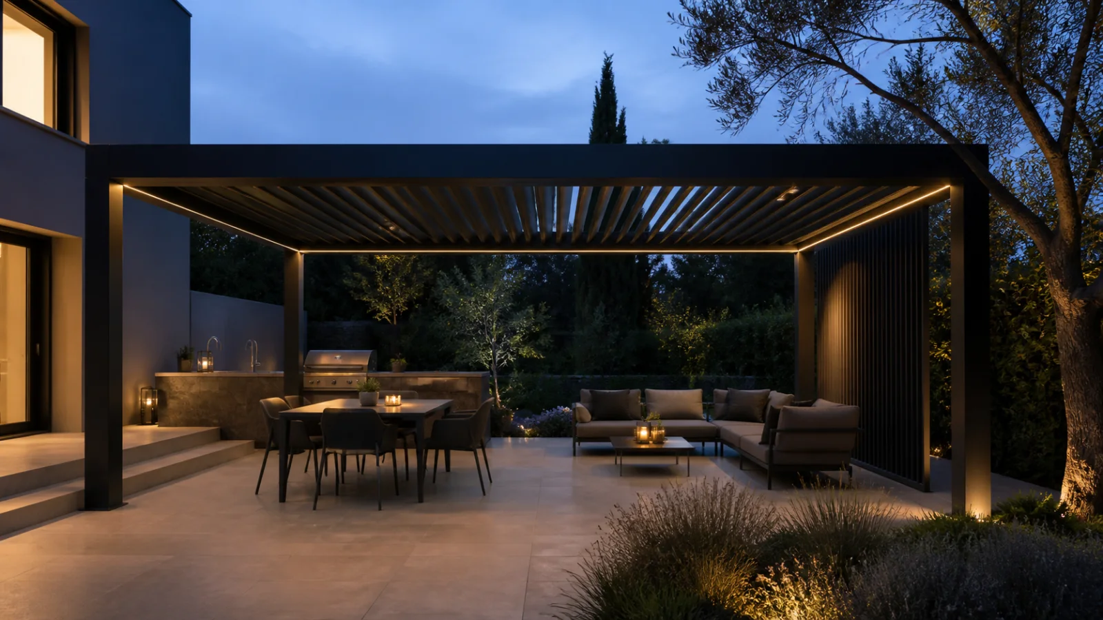 Grande pergola avec éclairage intégré, store et cuisine extérieure