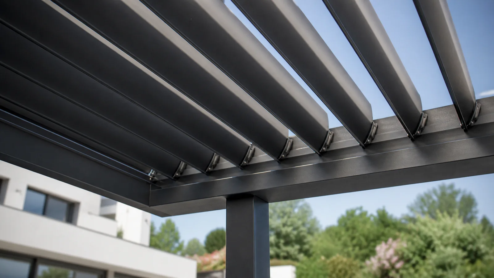 Détail du mécanisme de lames orientables d’une pergola bioclimatique