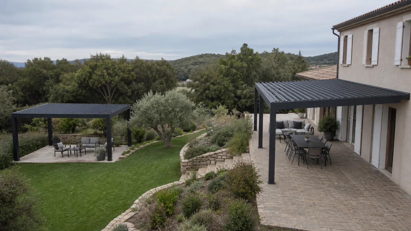 Comparaison réelle entre pergola adossée et pergola autoportée