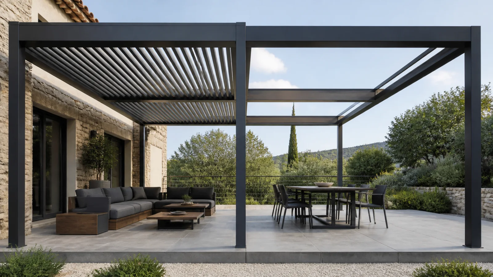 Comparaison entre lames orientables et toiture de pergola entièrement ouverte