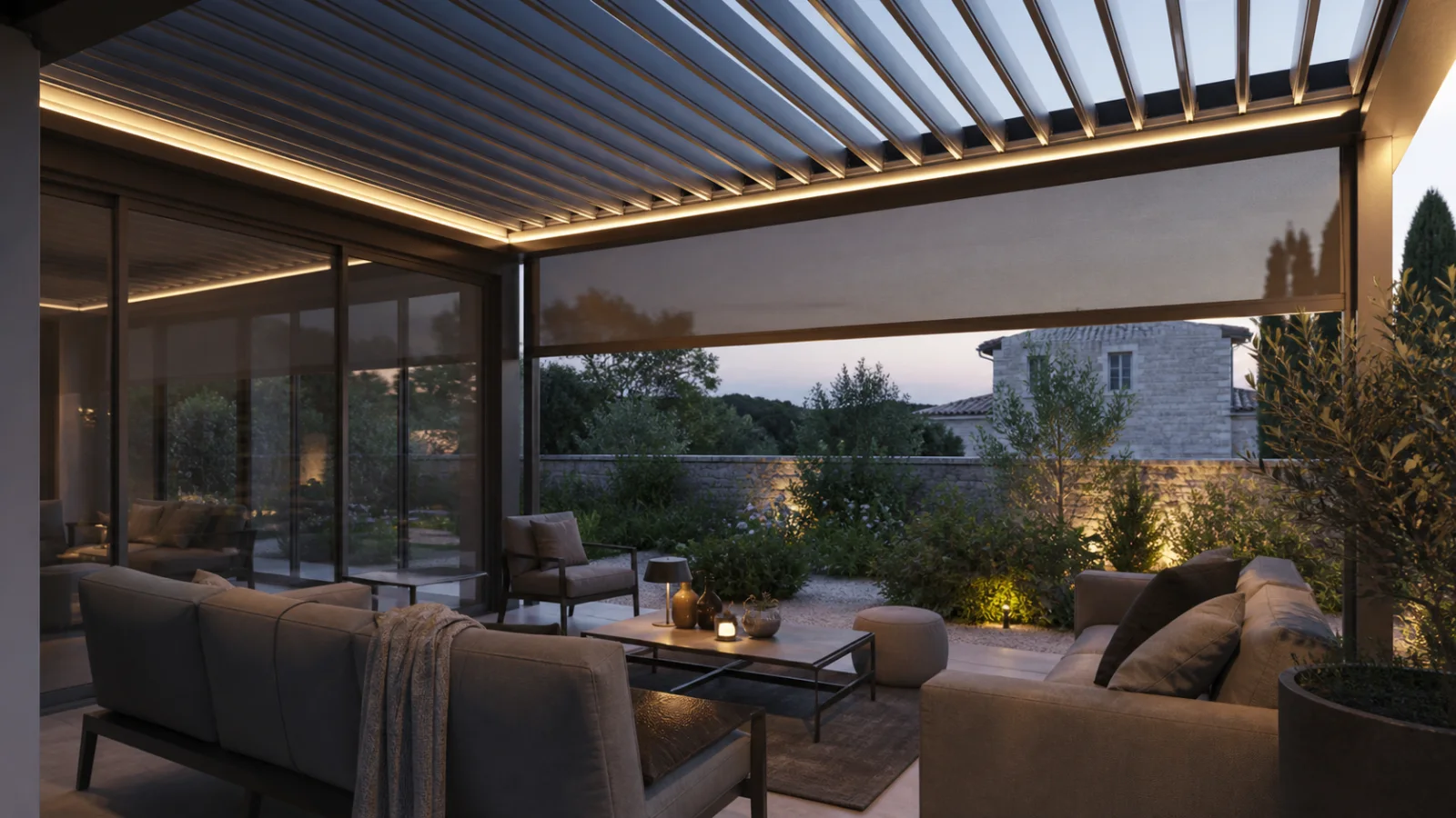 Pergola avec stores verticaux, éclairage LED et parois vitrées