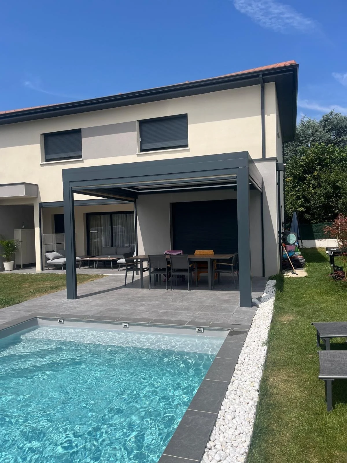 Pérgola bioclimática para chalet