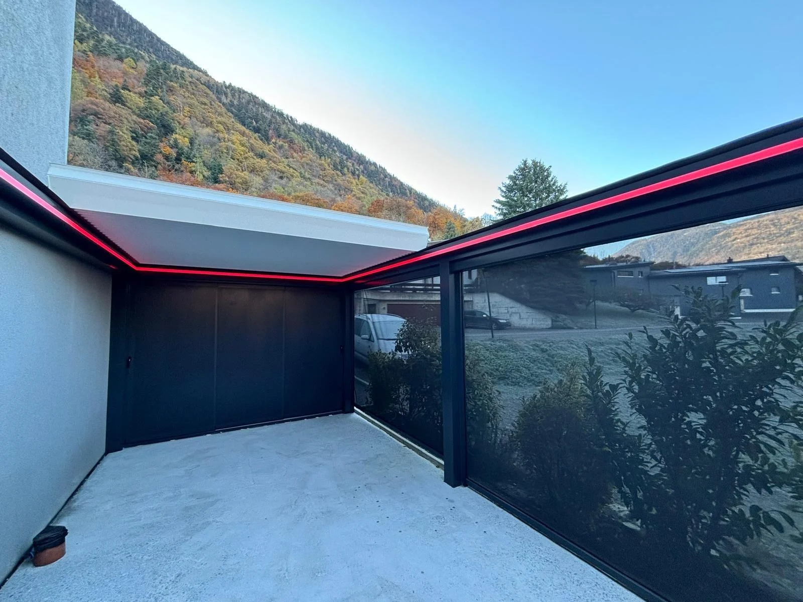 Pérgola bioclimática moderna instalada en una terraza con vista al mar