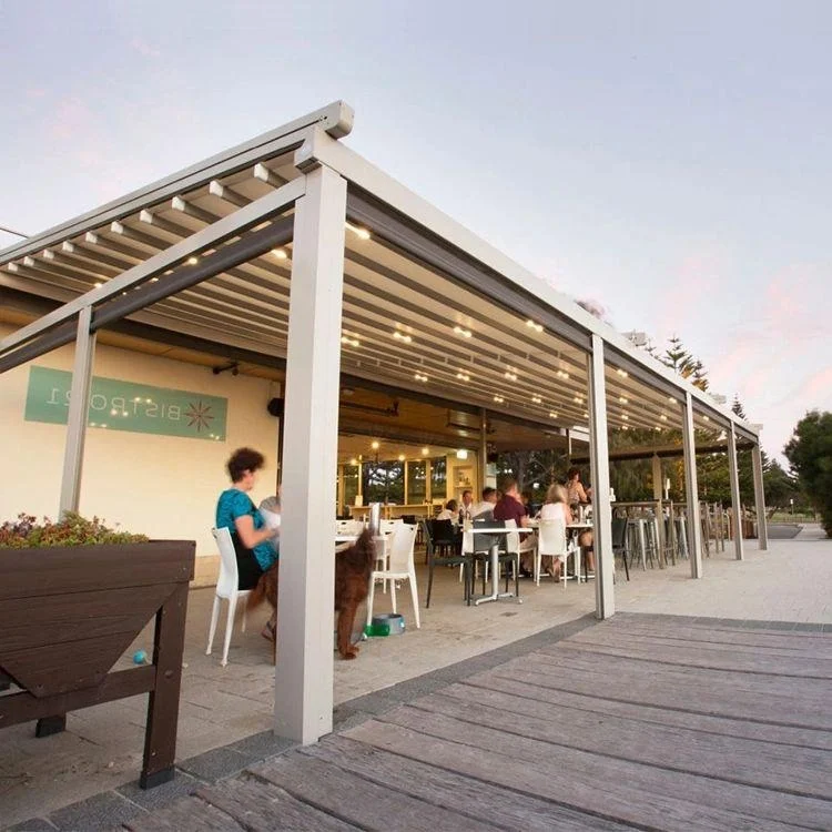 Pérgola con tela retráctil automática sobre una terraza