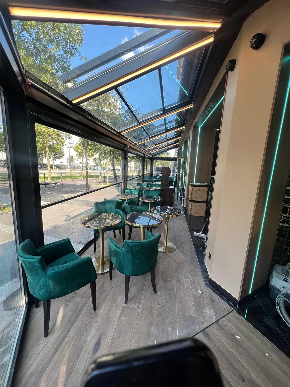 Techo retráctil acristalado instalado en la terraza de un restaurante